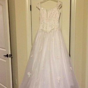 David's Bridal Michelangelo/ Style # 5023 White With Train Size 12 Never Worn